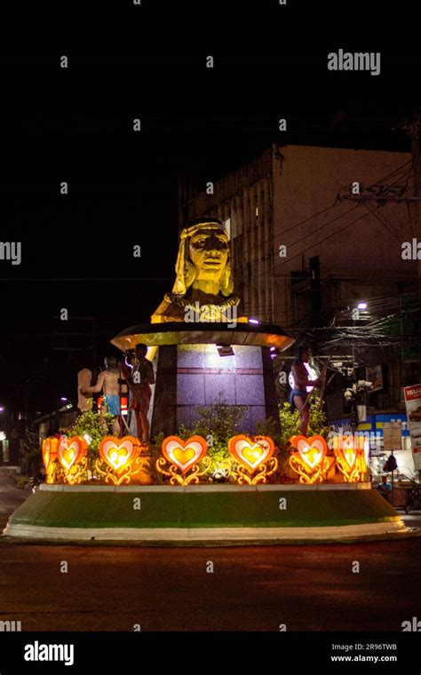 ulo ng apo photos|Ulo ng Apo statue in a roundabout in Olongapo, Philippines .